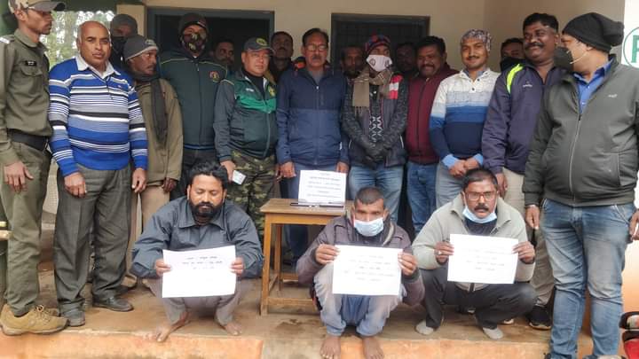 तीन तस्कर गिरफ्तार 02 नग दांत एवं 13 नग बाघ का नाखून बरामद