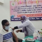 स्वयं वैक्सिन का बुस्टर डोज लगा कर बच्चों को टीकाकरण हेतु प्रेरित किया ज़िला शिक्षा अधिकारी ने