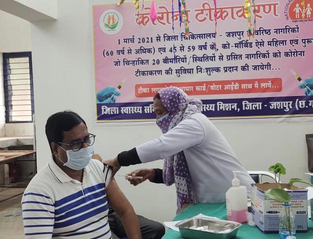 स्वयं वैक्सिन का बुस्टर डोज लगा कर बच्चों को टीकाकरण हेतु प्रेरित किया ज़िला शिक्षा अधिकारी ने