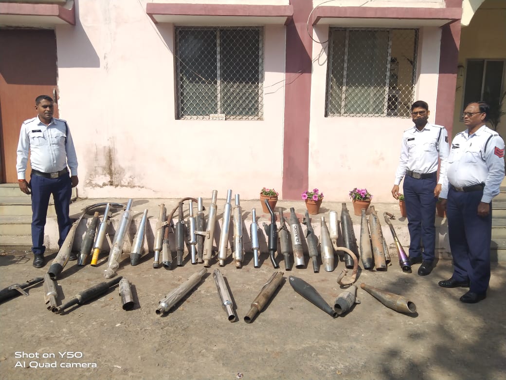 मल्टी टोन और मॉडिफाई साइलेंसर वाले बाइकों पर अभियान चला रही यातायात पुलिस….