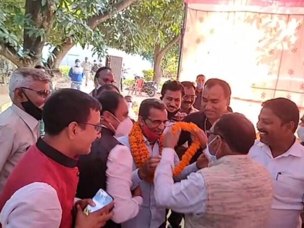 एक दशक बाद कुनकुरी के भाजपा नेता ओम शर्मा की कांग्रेस में हुई घर वापसी