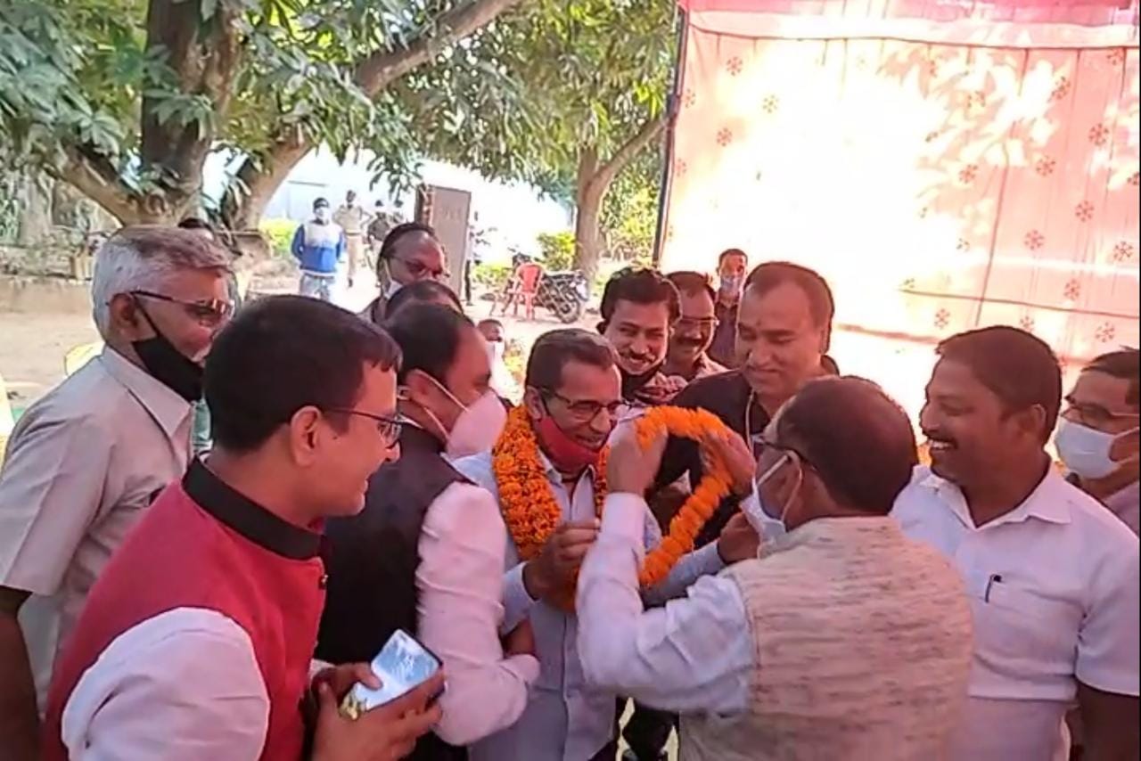 एक दशक बाद कुनकुरी के भाजपा नेता ओम शर्मा की कांग्रेस में हुई घर वापसी