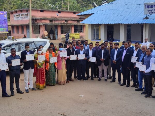 कोविड-19 के मुश्किल दौर में सराहनीय कार्य करने वाले 85 कर्मचारियों को संसदीय सचिव यु.ड़ी. मिंज ने किया सम्मानित