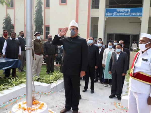 कलेक्टर भीम सिंह ने कलेक्टर बंगला एवं स्पोर्ट्स क्लब में किया ध्वजारोहण