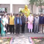 कलेक्टर कार्यालय में शहीदों की स्मृति में किया गया मौन धारण<br>परिसर में राष्ट्रपिता महात्मा गांधी को दी गई श्रद्धांजलि