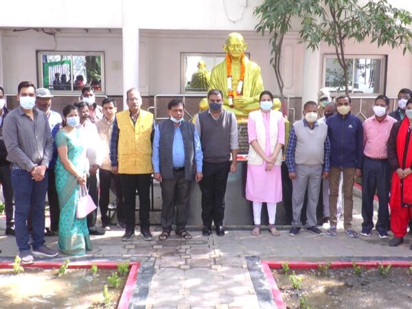 कलेक्टर कार्यालय में शहीदों की स्मृति में किया गया मौन धारणपरिसर में राष्ट्रपिता महात्मा गांधी को दी गई श्रद्धांजलि