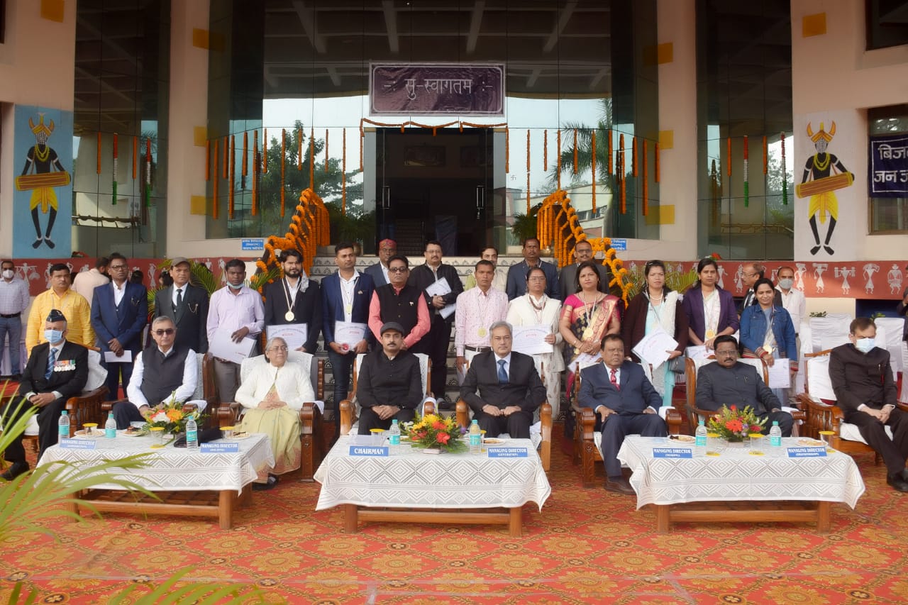 हेमलता प्रधानऔर ओमप्रकाश रात्रे बिलासपुर ,कोरबा मोहम्मद शाहिद खान पुरस्कृत किए गए पुरस्कार पॉवर कंपनी के चेयरमेन श्री अंकित आनंद ने किया 16 कर्मियों को पुरस्कृत