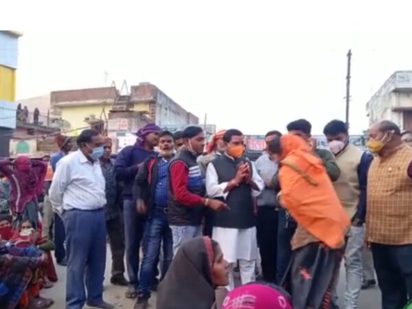 गिरफ्तारी से गुस्साएं 400 बैंगा आदिवासियों ने वन विभाग दफ़्तर का घेराव किया,पुलिस प्रशासन आदिवासियों को समझाने में जुटी