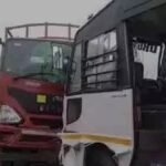 ब्रेकिंग – पुलिस बल से भरी बस ट्रक की टक्कर, 15 पुलिस कर्मी घायल