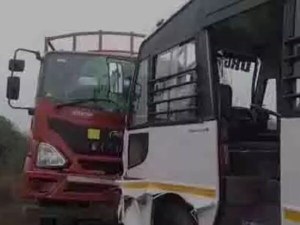 ब्रेकिंग – पुलिस बल से भरी बस ट्रक की टक्कर, 15 पुलिस कर्मी घायल