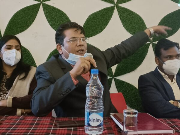 वन्दना हॉस्पिटल : डॉक्टर और भवन मालिक की लड़ाई में पुलिस और तहसीलदार की भूमिका संदिग्ध डॉक्टर ने पत्रकार वार्ता में कही ये बात  भवन मालिक और डॉ उइके की जालसाजी से परेशान हुए भर्ती मरीज