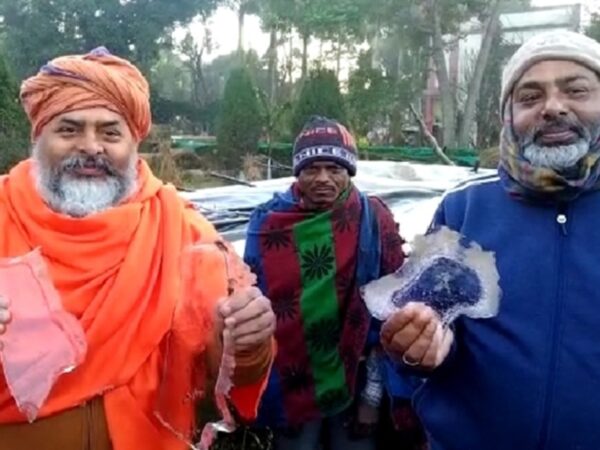 अमरकंटक में तापमान गिरा शनिवार को 1.2 डिग्री रहा, सुबह घांस में बर्फ की चादर से ढक गया था