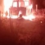 आपसी रंजिश को लेकर कार में लगाई गई आग कार जलकर हुआ खाक पुलिस कर रही मामले की जांच