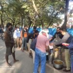 हंगर फ्री बिलासपुर ने रेलवे तितली चौक के पास वसंतोत्सव में भोजन प्रसाद वितरण किया