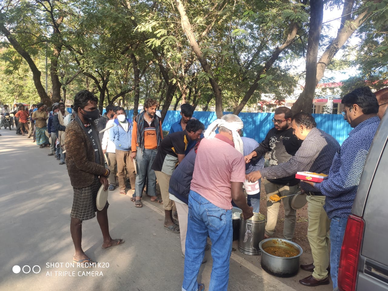 हंगर फ्री बिलासपुर ने रेलवे तितली चौक के पास वसंतोत्सव में भोजन प्रसाद वितरण किया