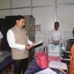 कमिश्नर अलंग ने दो कर्मचारियों को दी नोटिस,<br>सवेरे 10 बजे तक नहीं पहुंचे कार्यालय<br>कलेक्टर एवं डिप्टी कमिश्नर करेंगे कार्यालयों का निरीक्षण
