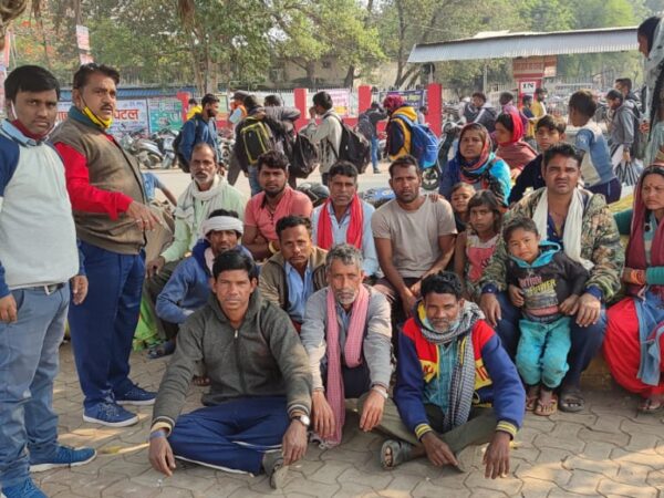 कलेक्टर की पहल पर महाराष्ट्र से छुड़ाए गए 19 ईंट भट्ठा श्रमिकमेडिकल जांच एवं भोजन कराकर सकुशल गांव पहुंचाया