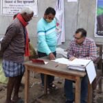 तेतला धान खरीदी केन्द्र के भौतिक सत्यापन में पहुंचे कलेक्टर<br>समिति में शेष धान का जल्द उठाव पूरा करने के दिये निर्देश