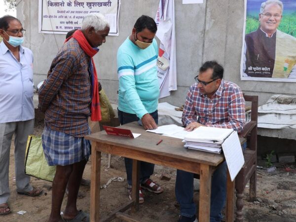 तेतला धान खरीदी केन्द्र के भौतिक सत्यापन में पहुंचे कलेक्टरसमिति में शेष धान का जल्द उठाव पूरा करने के दिये निर्देश