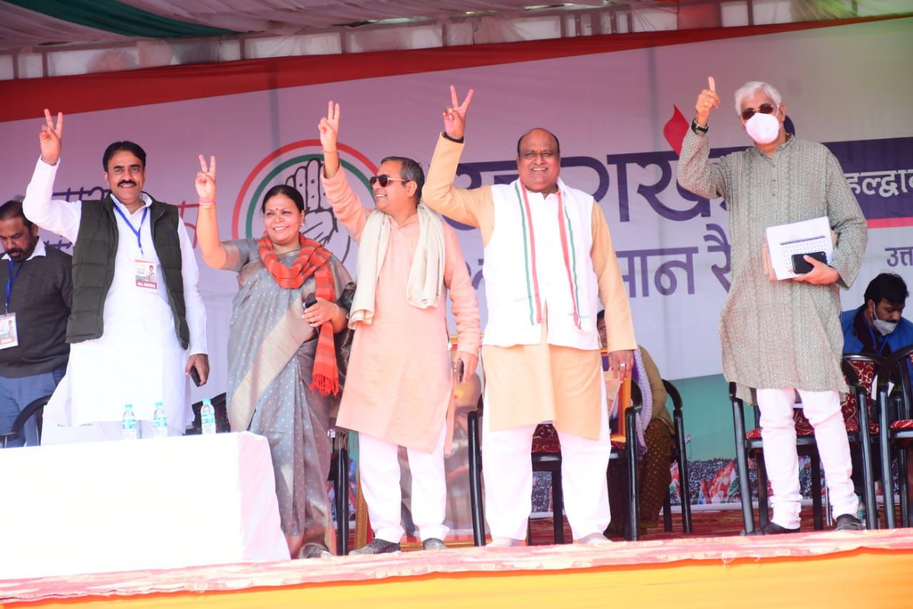 आज हल्द्वानी चुनाव  प्रचार में प्रियंका गांधी के साथ छत्तीसगढ़ के तीन तिकड़ी नेताओं ने मंच साझा किया