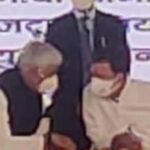 राहुल ने इशारों में ही मंत्री अकबर को उठाया व सिंहदेव को बैठने को कहा ! मंत्री  सिंहदेव की इस चर्चा के बाद फिर से सियासी अटकलें हुई तेज