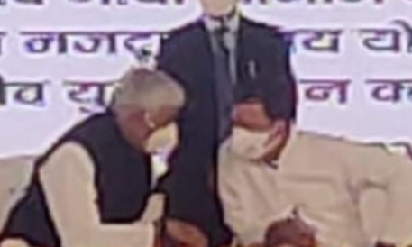 राहुल ने इशारों में ही मंत्री अकबर को उठाया व सिंहदेव को बैठने को कहा ! मंत्री  सिंहदेव की इस चर्चा के बाद फिर से सियासी अटकलें हुई तेज