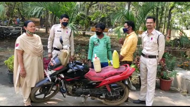 अवैध बिक्री करने शराब परिवहन करते दो आरोपियों कोचक्रधरनगर पुलिस ने किया गिरफ्तार*.