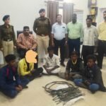 ओएचई तार चोरी करने वाले 5 चोर आरपीएफ के हत्थे चढ़े कोतरलिया जामगांव सेक्शन में चोरों ने दिया था घटना को अंजाम