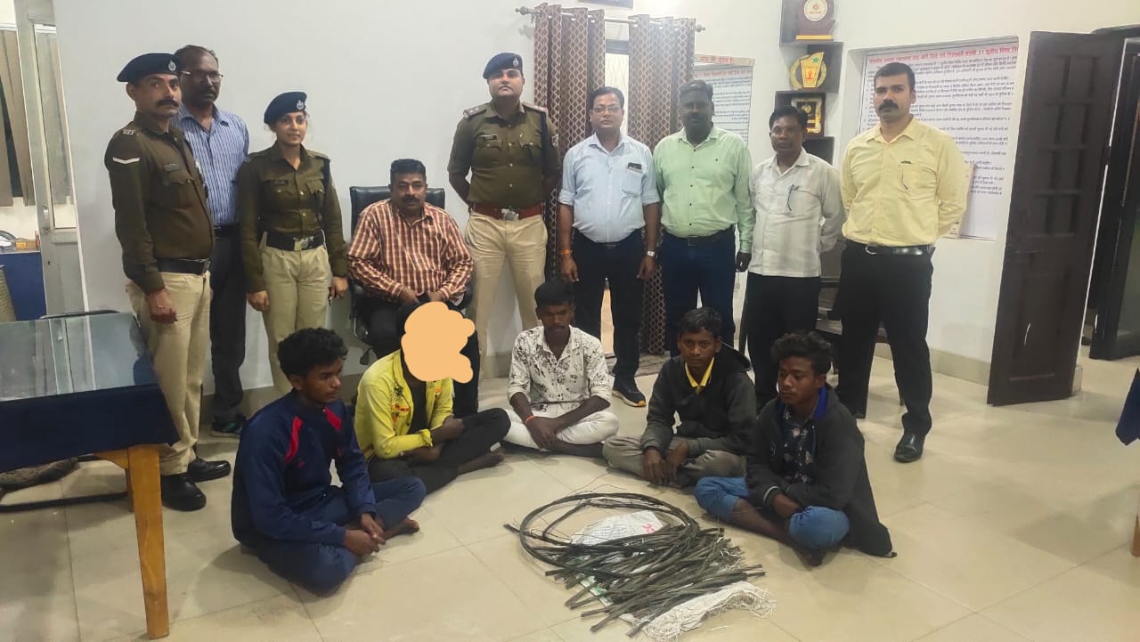 ओएचई तार चोरी करने वाले 5 चोर आरपीएफ के हत्थे चढ़े कोतरलिया जामगांव सेक्शन में चोरों ने दिया था घटना को अंजाम