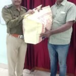 चेन्नई सुपरफास्ट में बर्थ में चेन्नई के यात्री का सामान छुटा आरपीएफ ने छुटे थैले को ट्रेन से बरामद कर यात्री को किया सुपुर्द