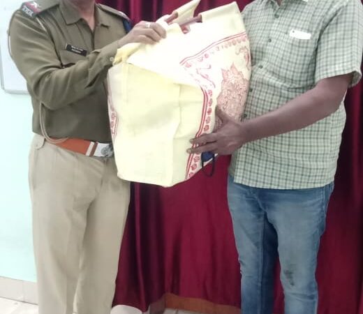 चेन्नई सुपरफास्ट में बर्थ में चेन्नई के यात्री का सामान छुटा आरपीएफ ने छुटे थैले को ट्रेन से बरामद कर यात्री को किया सुपुर्द