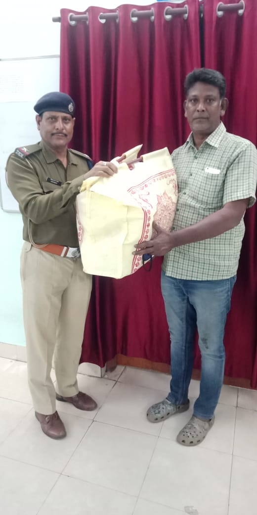 चेन्नई सुपरफास्ट में बर्थ में चेन्नई के यात्री का सामान छुटा आरपीएफ ने छुटे थैले को ट्रेन से बरामद कर यात्री को किया सुपुर्द