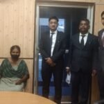 विधिक सहायता के चयनित प्रकरणों के पीड़िताओं से स्मृति ईरानी ने सीधे बातचीत की शहीद की विधवा से