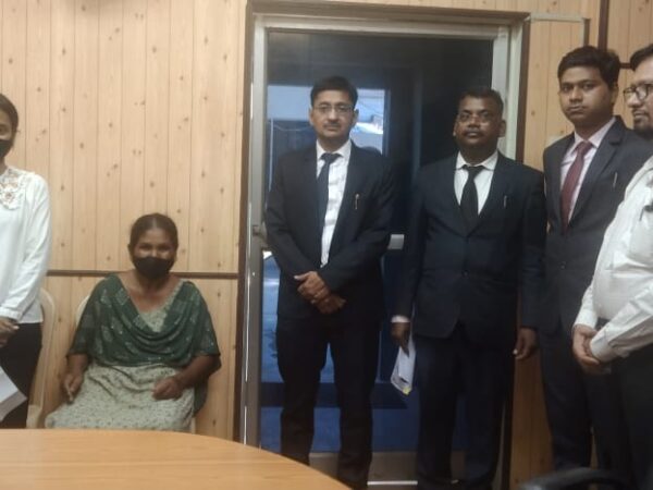 विधिक सहायता के चयनित प्रकरणों के पीड़िताओं से स्मृति ईरानी ने सीधे बातचीत की शहीद की विधवा से