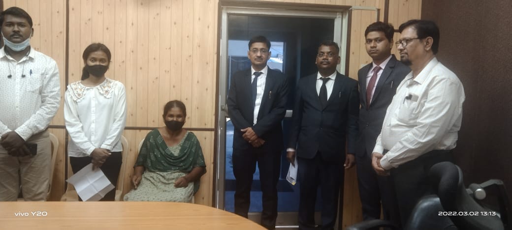 विधिक सहायता के चयनित प्रकरणों के पीड़िताओं से स्मृति ईरानी ने सीधे बातचीत की शहीद की विधवा से
