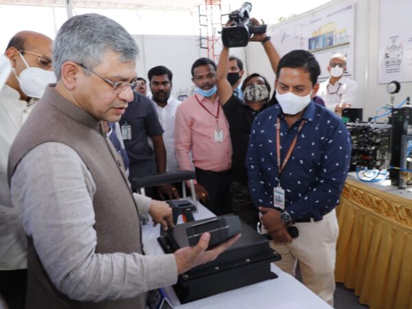 दक्षिण पूर्व मध्य रेलवे का महत्वपूर्ण झारसुगुड़ा-बिलासपुर-रायपुर-नागपुर सेक्शन “कवच सुरक्षा तकनीक” के दायरे में रेल मंत्री अश्विनी वैष्णव ने आज कवच सुरक्षा तकनीक का सफल परीक्षण किया
