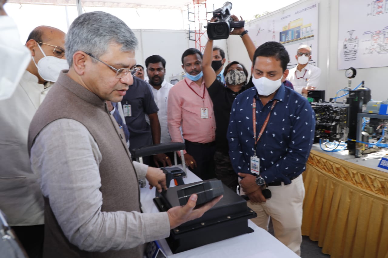 दक्षिण पूर्व मध्य रेलवे का महत्वपूर्ण झारसुगुड़ा-बिलासपुर-रायपुर-नागपुर सेक्शन “कवच सुरक्षा तकनीक” के दायरे में रेल मंत्री अश्विनी वैष्णव ने आज कवच सुरक्षा तकनीक का सफल परीक्षण किया