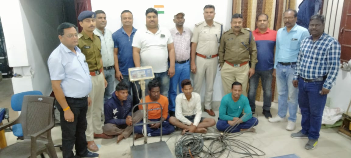 ओ एच ई तार चोरी करने वाले 10 और चोर आरपीएफ के हत्थे चढ़े चोरी की तार खरीदने वाला खरीददार नितेश अग्रवाल फरार आरपीएफ टीम कर रही है सरगर्मी फरार आरोपी की तलाश