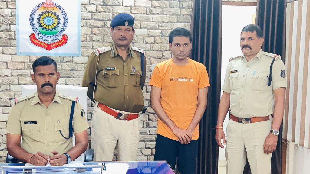 बिलासपुर बृहस्पति बाजार निवासी अनुराग भारती को रायगढ़ पुलिस ने किया गिरफ्तार फेसबुक पर महिला को अश्लील मेसेज भेजता था
