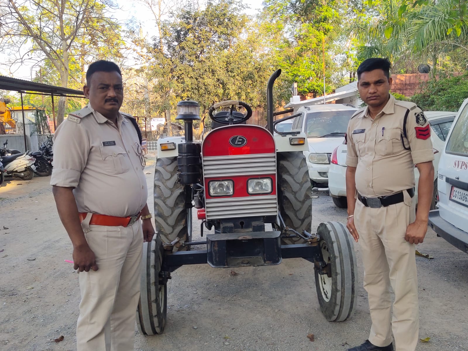 सारंगढ़ पुलिस के बढ़ते दबाव पर जंगल में चोरी किया ट्रैक्टर छोड़ भागा ट्रेक्टर चोर…..