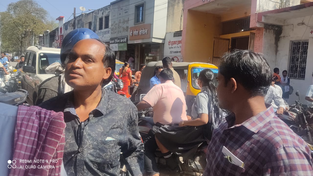 रामनिवास टाकीज चौक में रैली में जाम में फंसे पिता पुत्री को कोतवाली टीआई ने  जाम से बाहर निकाला