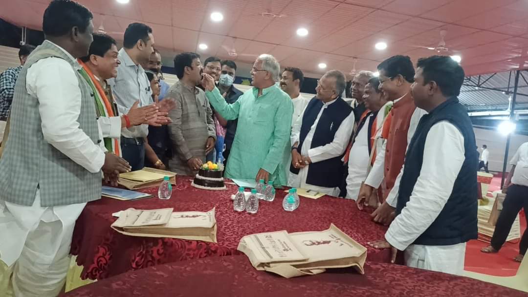 मुख्यमंत्री भूपेंश बघेल ने प्रकाश के जन्मदिन पर केक खिलाकर दी बधाई