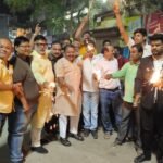 भाजपा को चार राज्यों में मिली जीत से उत्साहित भाजपा दक्षिण मंडल ने मिठाई बांटकर आतिश बाजी की