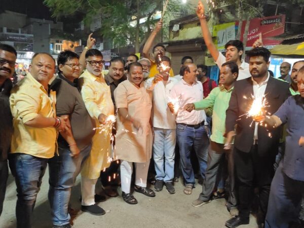भाजपा को चार राज्यों में मिली जीत से उत्साहित भाजपा दक्षिण मंडल ने मिठाई बांटकर आतिश बाजी की
