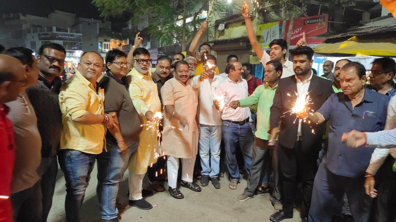 भाजपा को चार राज्यों में मिली जीत से उत्साहित भाजपा दक्षिण मंडल ने मिठाई बांटकर आतिश बाजी की