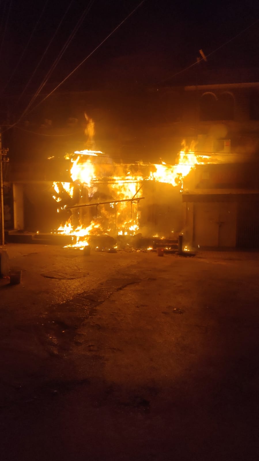 ब्रेकिंग न्यूज़ रायगढ शहर के रिहायशी क्षेत्र गुरुद्वारा रोड स्थित एक दुकान में लगी भीषण आग ,आग पर काबू पाने फायर ब्रिगेड की टीम मौजूद