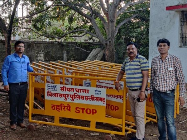 एनटीपीसी सीपत ने सड़क सुरक्षा एवं यातायात नियंत्रण हेतु थाना सीपत को बेरिकेड्स भेंट किया