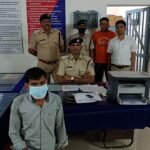 आरपीएफ भाटापारा ने च्वाइस सेंटर में मारी रेड अवैध ई टिकट बनाते एक पकड़ाया एक फरार