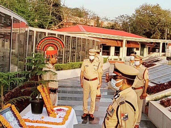 नेशनल पुलिस मेमोरियल, नई दिल्ली में आयोजित शहीद श्रद्धांजलि समारोह में रेलवे सुरक्षा बल, दक्षिण पूर्व मध्य रेलवे के शहीदों को आयुक्त अमिन नन्दन सिन्हा ने दी श्रद्धांजलि
