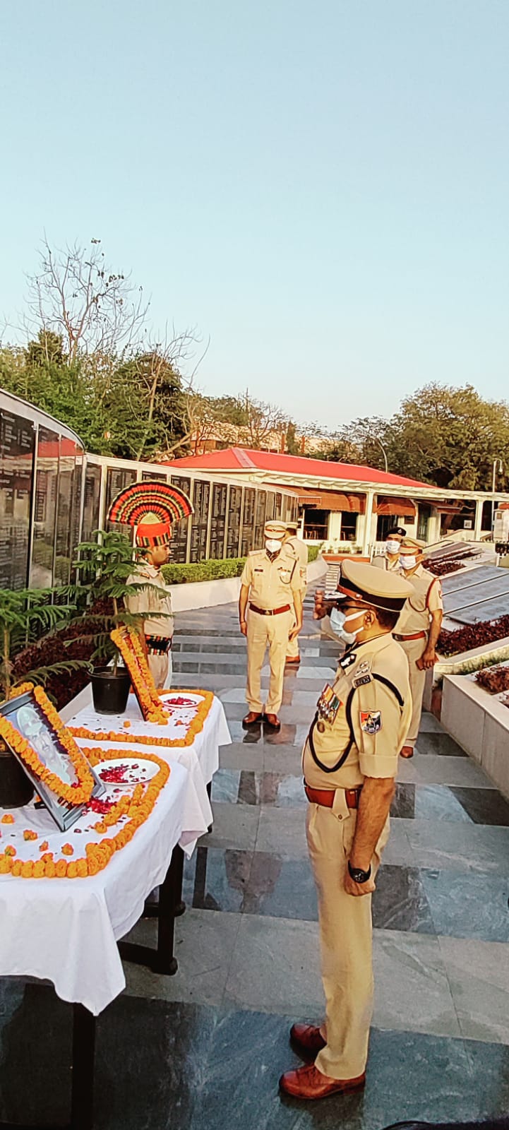 नेशनल पुलिस मेमोरियल, नई दिल्ली में आयोजित शहीद श्रद्धांजलि समारोह में रेलवे सुरक्षा बल, दक्षिण पूर्व मध्य रेलवे के शहीदों को आयुक्त अमिन नन्दन सिन्हा ने दी श्रद्धांजलि